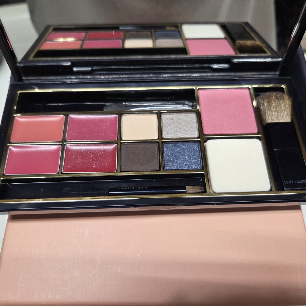 Estee Lauder Pink & Neutral Makeup Palette - Blush, Eyeshadows & Lip Shades